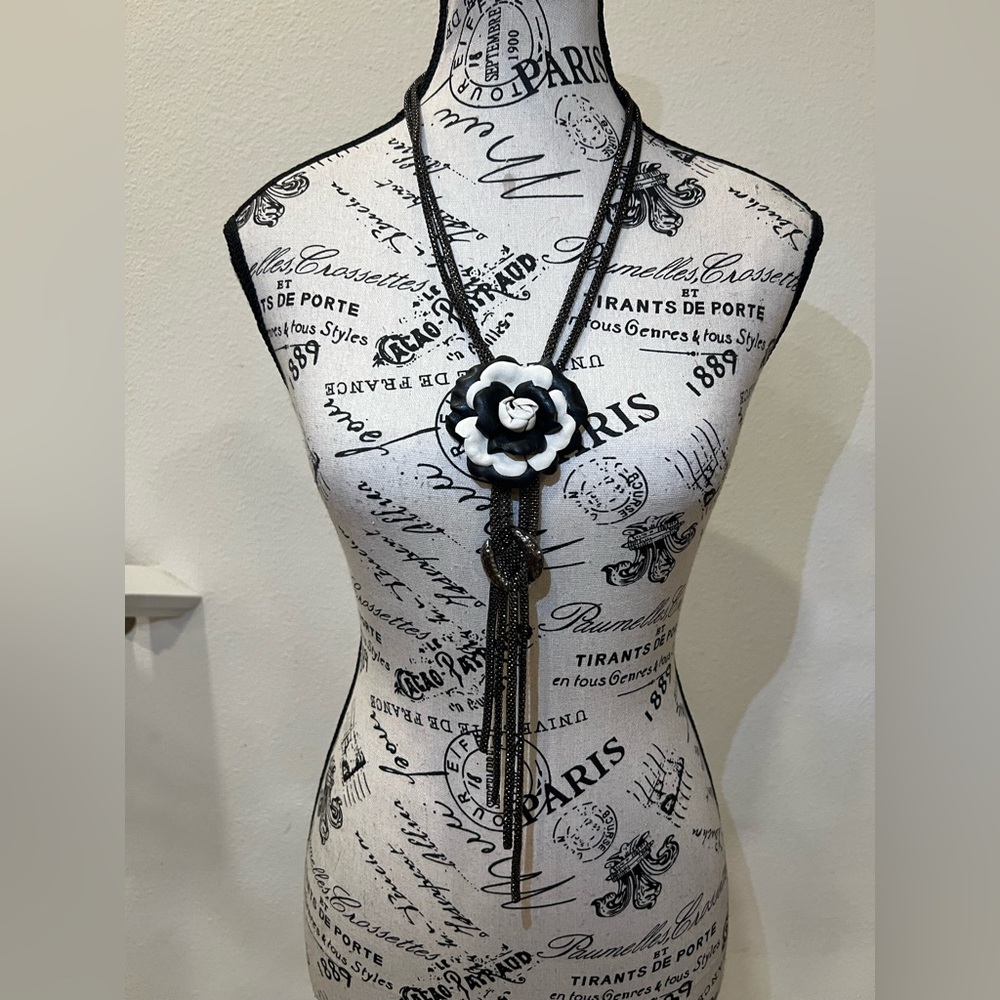 Black-and-white chain necklace with leather flower and earrings